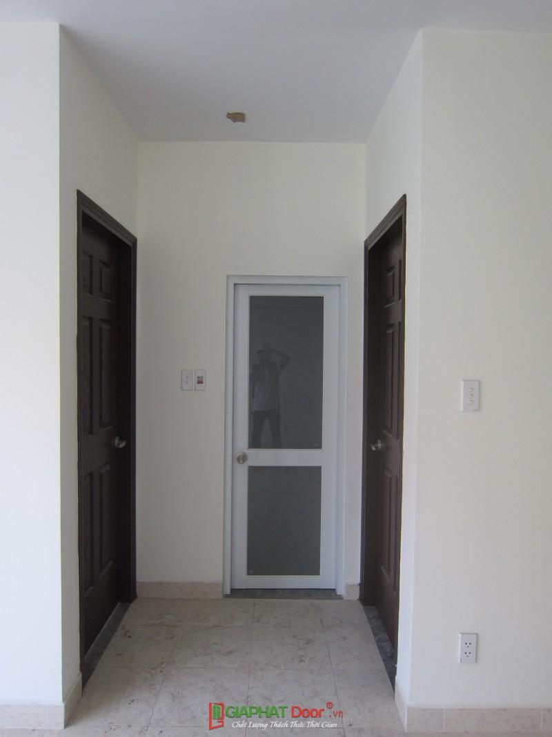 lắp cửa gỗ phòng ngủ hiện đại