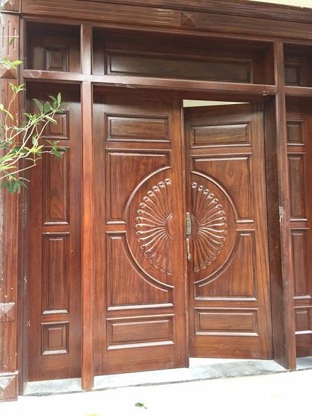 Các mẫu cửa gỗ lim tự nhiên