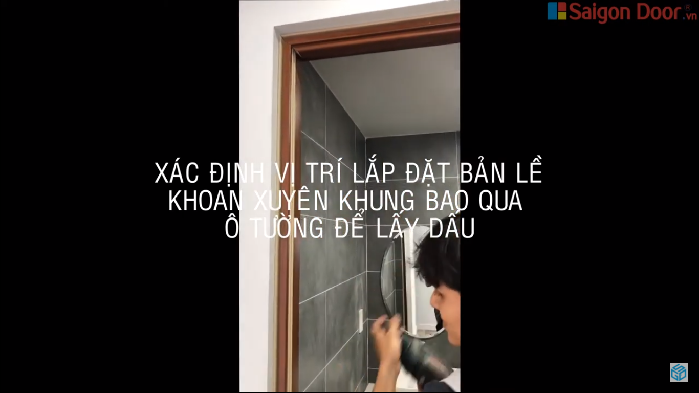 Xác định vị trí lắp đặt bản lề khoan xuyên khung bao qua ô tường để lấy dấu