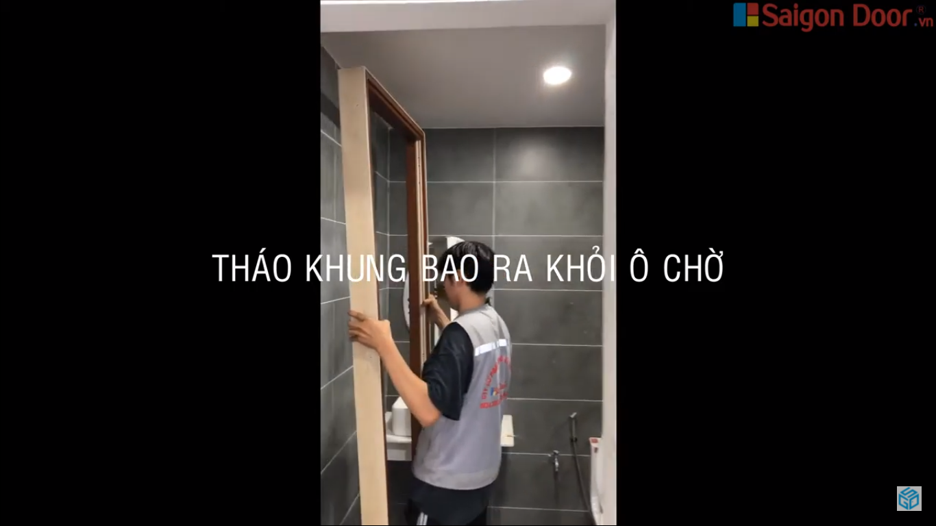 Tháo khung bao ra khỏi ô chờ