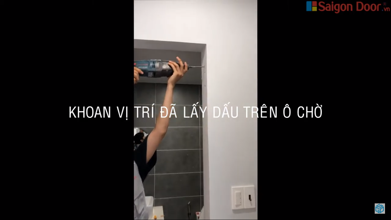 Tiếp theo, khoan vị trí đã lấy dấu trên ô chờ