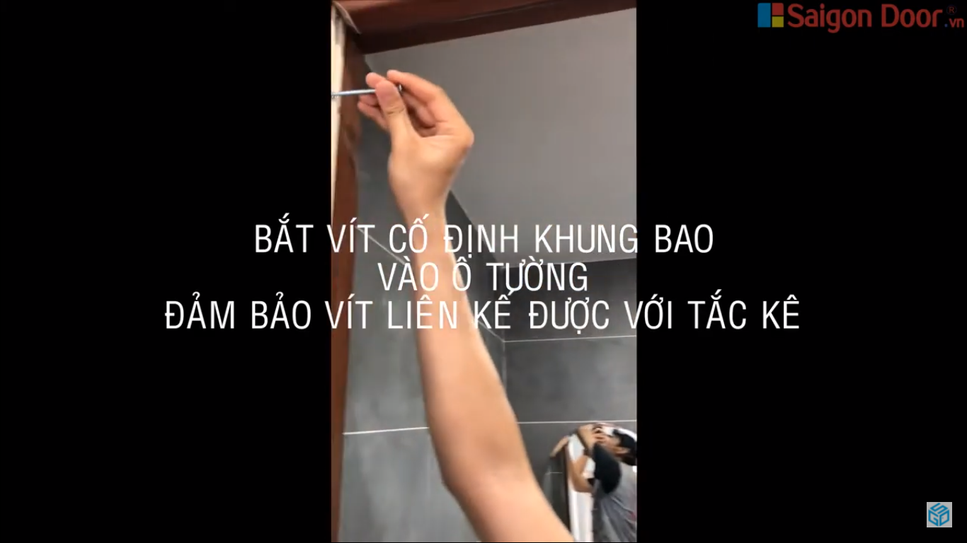 Bắt vít cố định khung bao vào ô tường