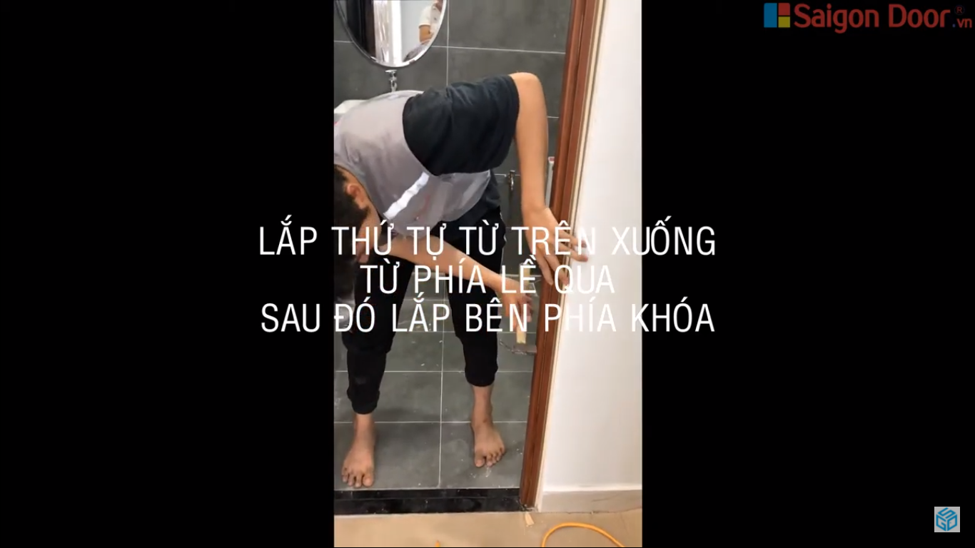 Lắp thứ tự từ trên xuống từ phía lề qua, sau đó lắp bên phía khóa