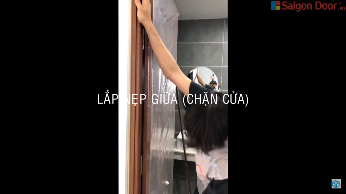Kiểm tra nẹp gài, rồi lắp nẹp giữa (chặn cửa) cửa nhựa composite tphcm