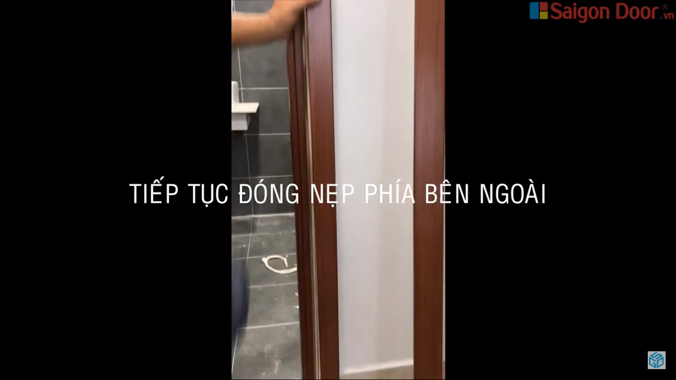 Tiếp tục đóng nẹp phía bên ngoài và bên trong