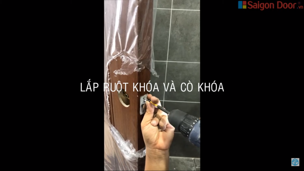Lắp ruột khóa và cò khóa