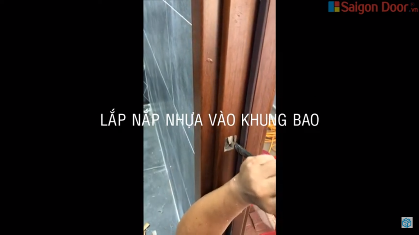 Lắp nắp nhựa vào khung bao