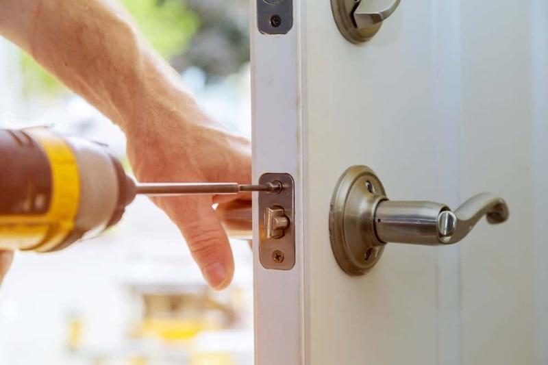Không để cửa tiếp xúc với nhiệt độ cao như ánh nắng mặt trời