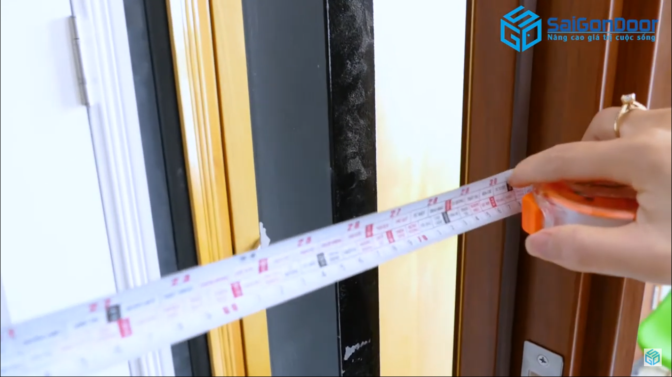 Đố cửa là tên gọi chung của một số thanh ngang, thanh dọc phụ khác nhau ở trên một bộ cửa. Những thanh đố cửa này sẽ được liên kết với thanh khung bao hoặc thanh cánh của một bộ cửa Đố cửa là tên gọi chung của một số thanh ngang, thanh dọc phụ khác nhau ở trên một bộ cửa. Những thanh đố cửa này sẽ được liên kết với thanh khung bao hoặc thanh cánh của một bộ cửa