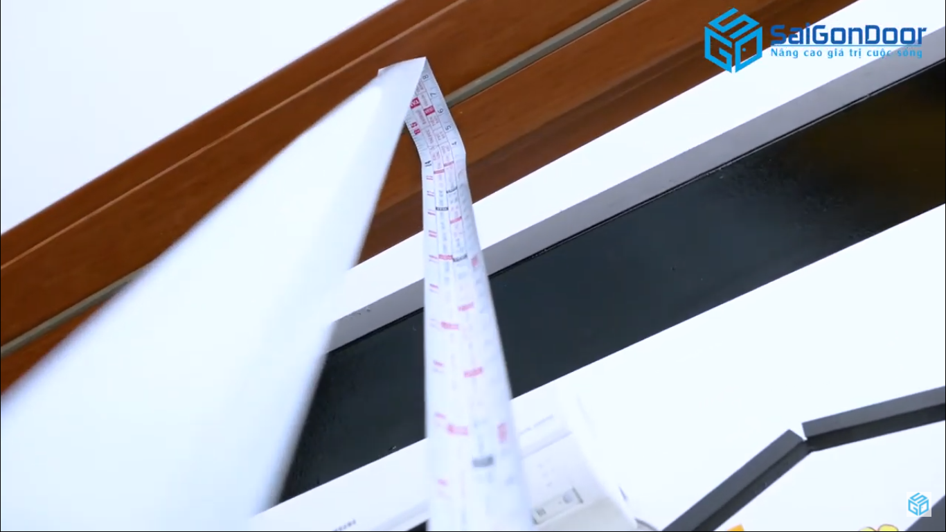 Bề rộng là 81mm, chiều cao thường phù hợp với tất cả dòng cửa, pano, model cửa là 2140mm. Đây là kích thước thông thủy đẹp