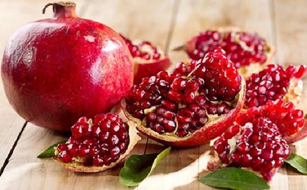 Hình ảnh quả lựu được cắt ra - Tượng trưng cho sự sinh sản, giúp tăng khả năng thụ thai