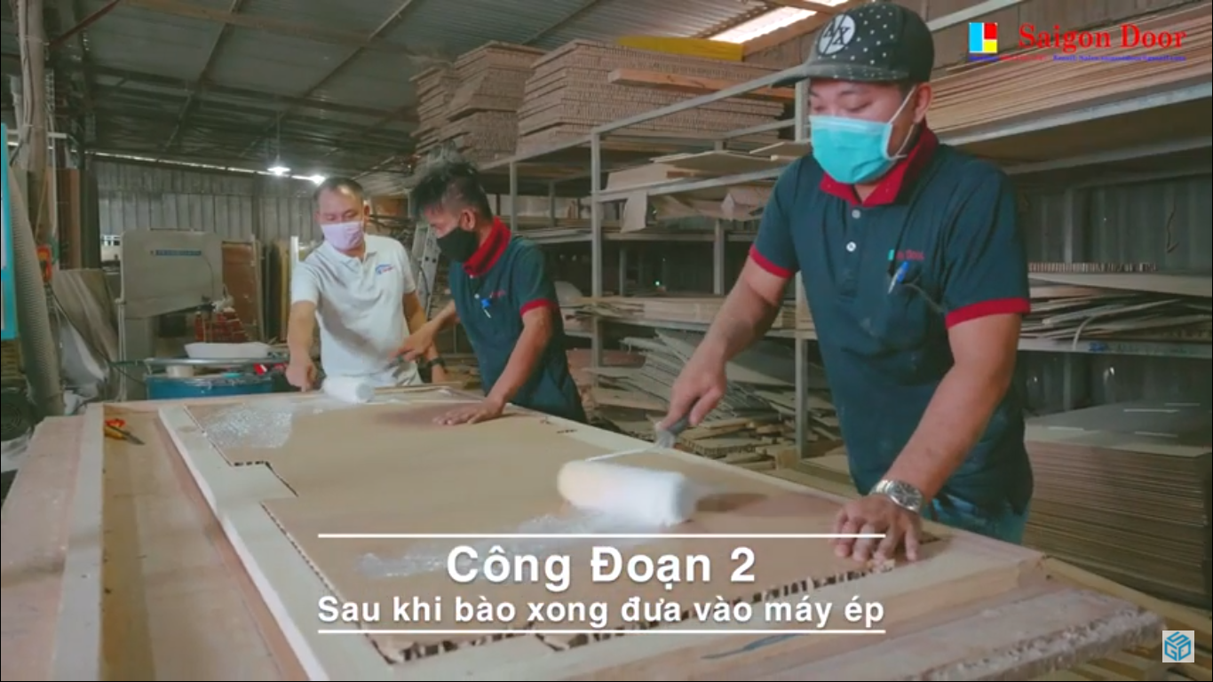 Công đoạn 2: Sau khi bào xong đưa vào máy ép
