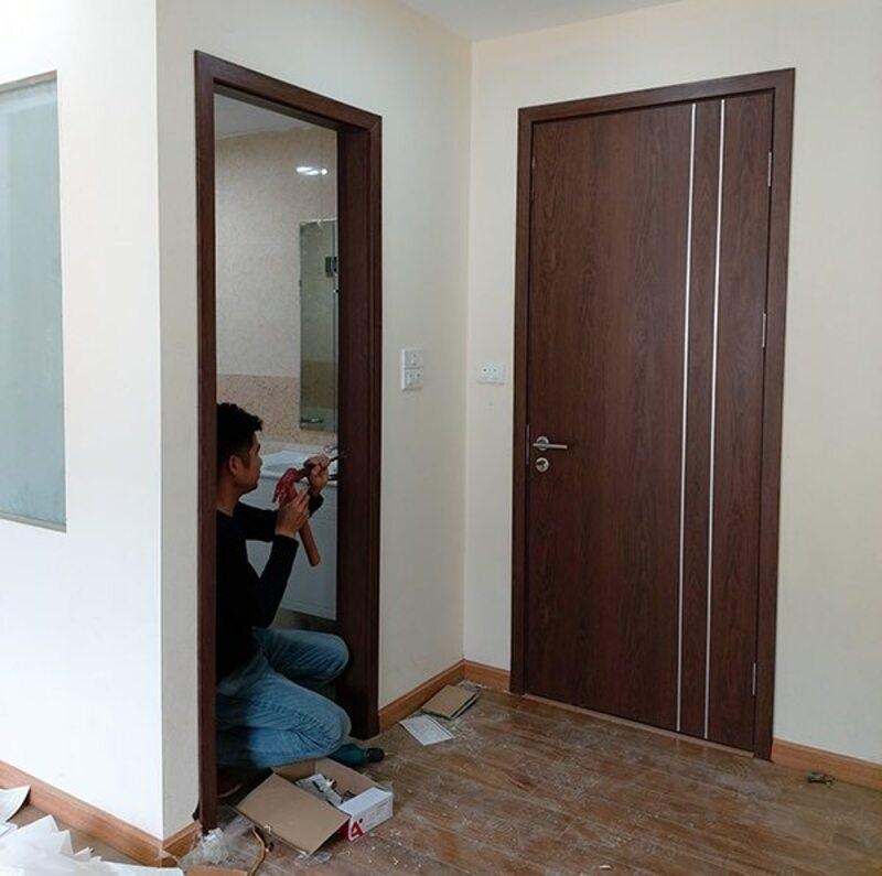 Thực hiện cố định khuôn cửa lên tường