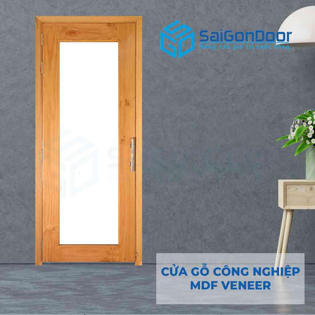 Tấm kính lớn cùng khung abo gỗ mang lại khỏng không gian như rộng mở hơn