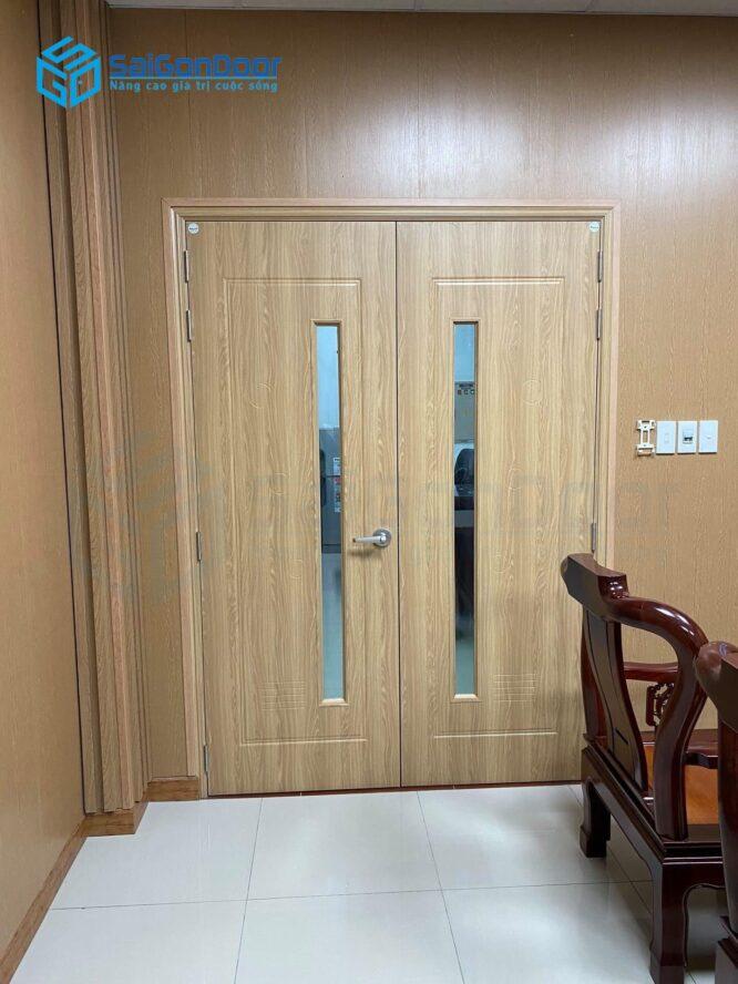 Cua nhua Composite phòng giám đốc