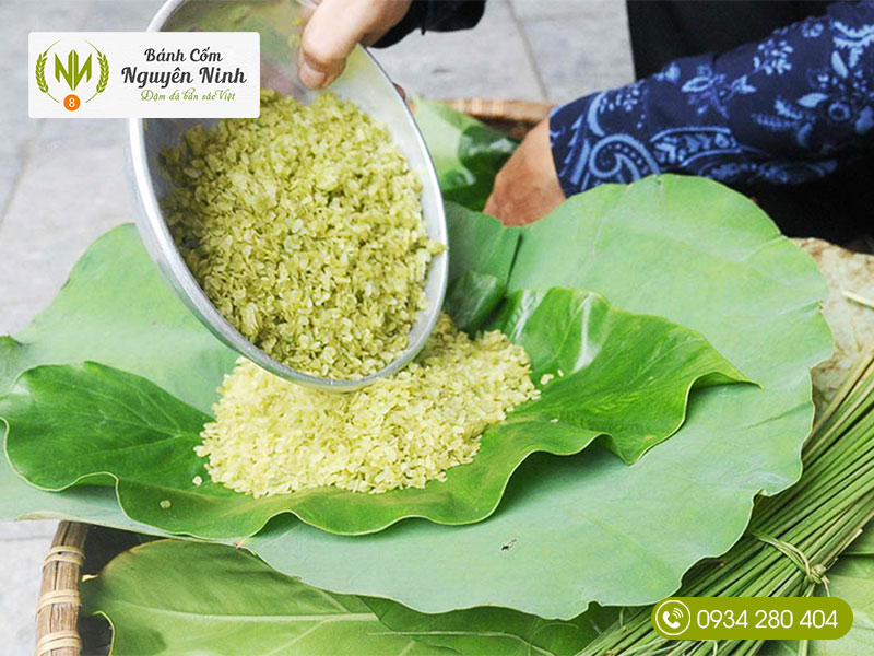 Cốm tươi gói lá sen rất tốt cho làn da của các chị em phụ nữ