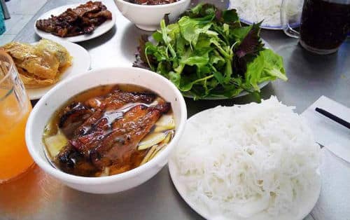 "BÁNH CỐM NGUYÊN NINH – SỨC HẤP DẪN KHÓ CƯỠNG CỦA ẨM THỰC VIỆT CHO DU KHÁCH QUỐC TẾ" 7 p49top nhung dac san viet khien nguoi nuoc ngoai me khong the cuong lai 1
