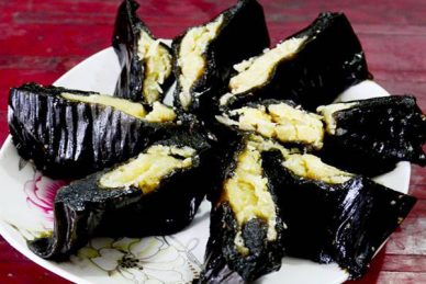 Ăn bánh gai đã luộc chín