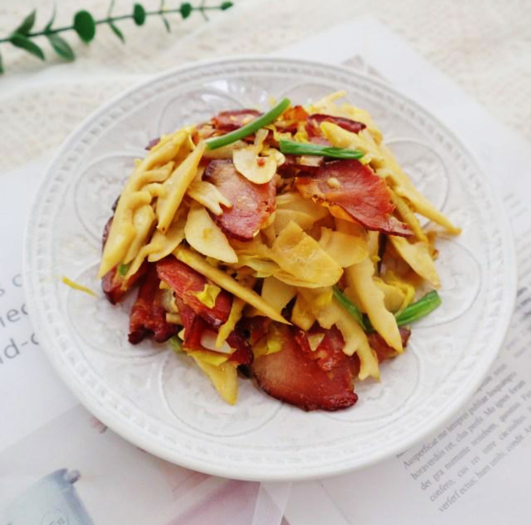 Fresh bamboo shoots stir-fried with smoked meat 1 mang tuoi xao thit hun khoi