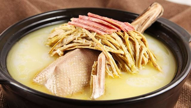 Vịt hầm măng khô 1 vit ham mang kho