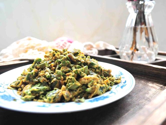 Stir-fried Eggs with Huong Xuan 1 trung xao huong
