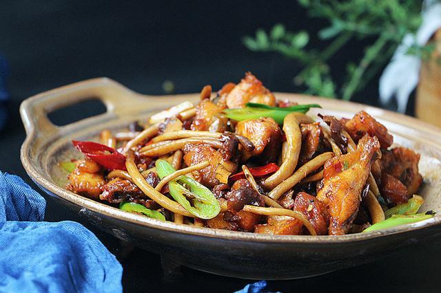 Dry stir-fried chicken mushrooms 1 nam ga xao kho