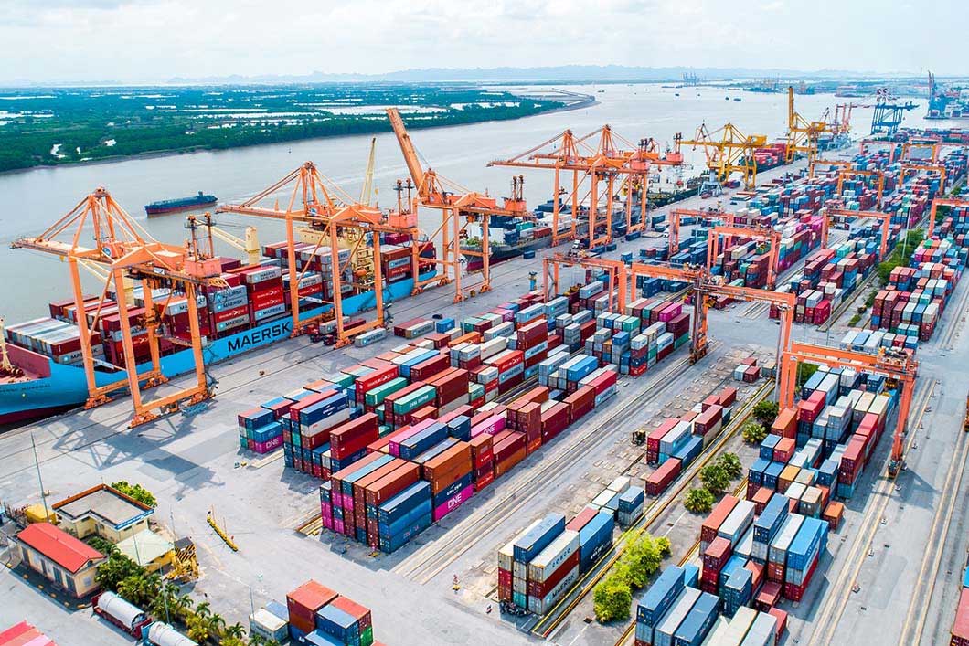 Bãi tập kết hàng tại cảng