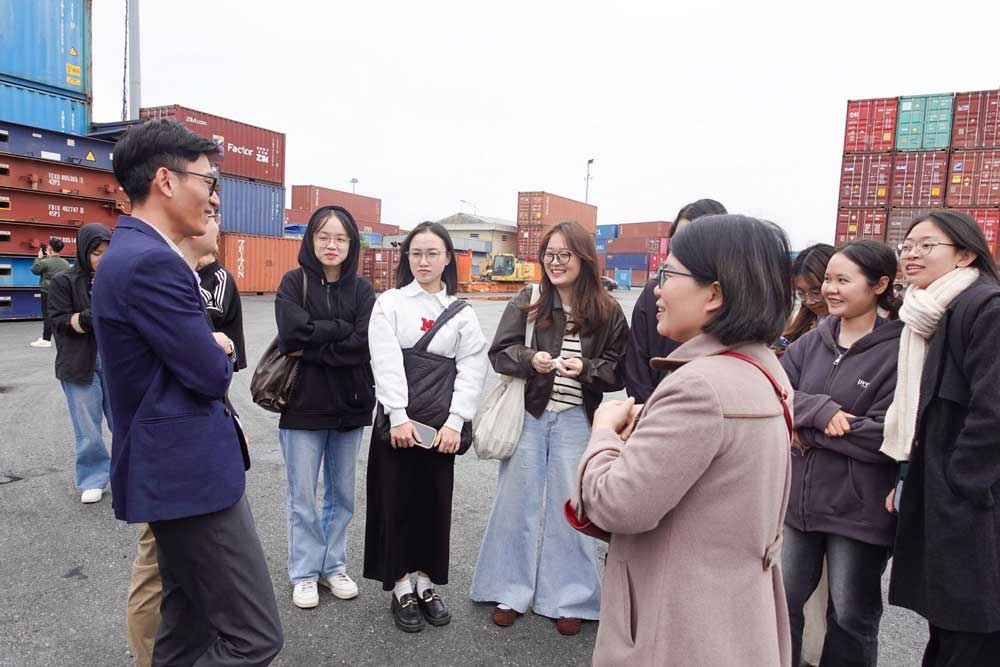 Con gái nên học Logistics không