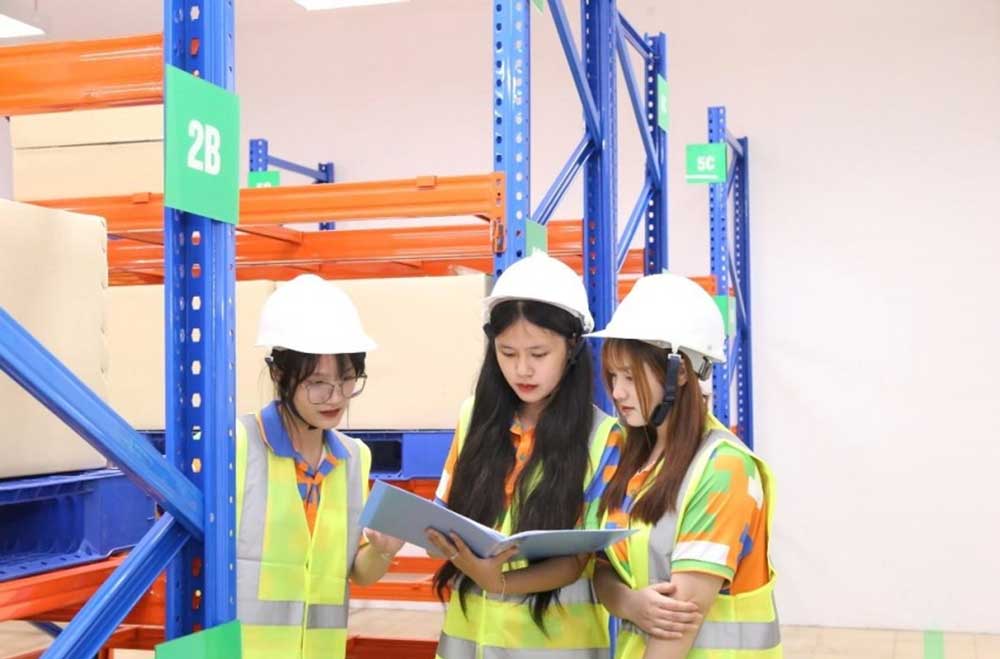 Ngành Logistics và Quản lý chuỗi cung ứng là gì? Học gì, Làm gì, Lương bao nhiêu 3 Sinh viên ngành Logistics và Quản lý chuỗi cung ứng