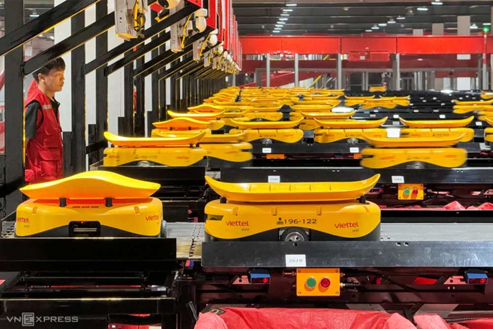 Robot vận tải hàng hóa tại cục trung chuyển