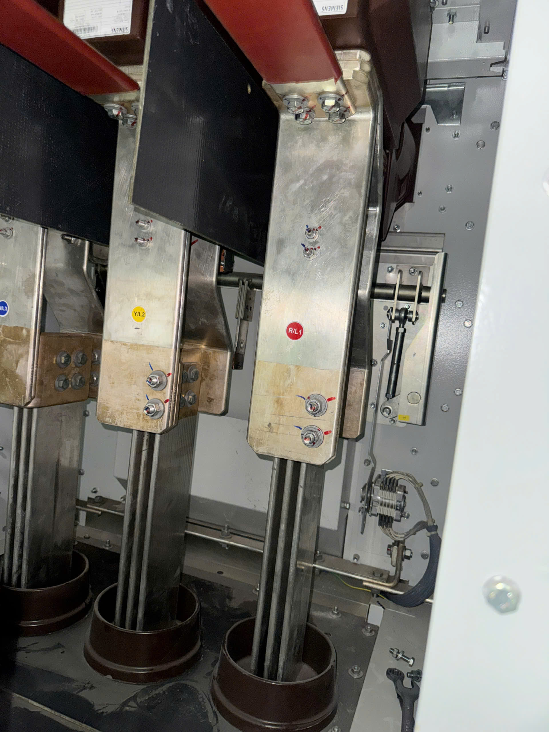 Bảo dưỡng sử lý lỗi tủ trung thế Siemens cho thủy điện Nam San 3 Lào 2 z7959368137107 09ea477d07b2ddfeac8bef35723f3743