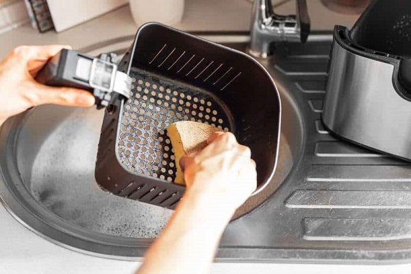 Vệ sinh rổ nồi chiên không dầu Hafele