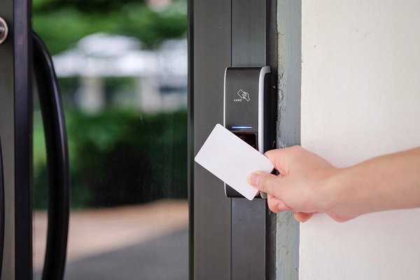 Khóa cửa thẻ từ Hafele cách dùng