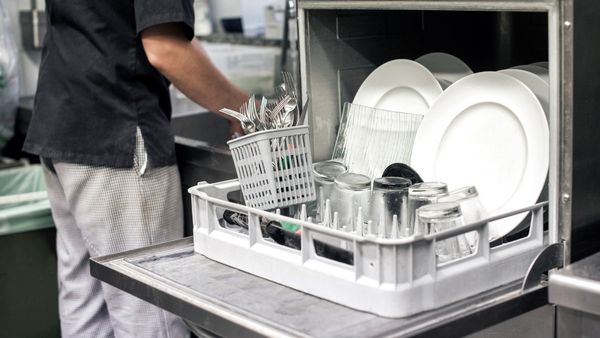 Top 5 ưu điểm máy rửa chén bát Hafele được ưa chuộng 3 Giảm thời gian khi dùng máy rửa bát