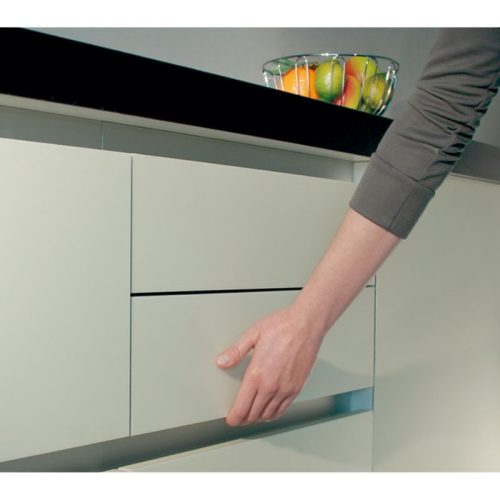 Hình ảnh lắp đặt tay nắm tủ dạng thanh ngang Hafele 126.37.300
