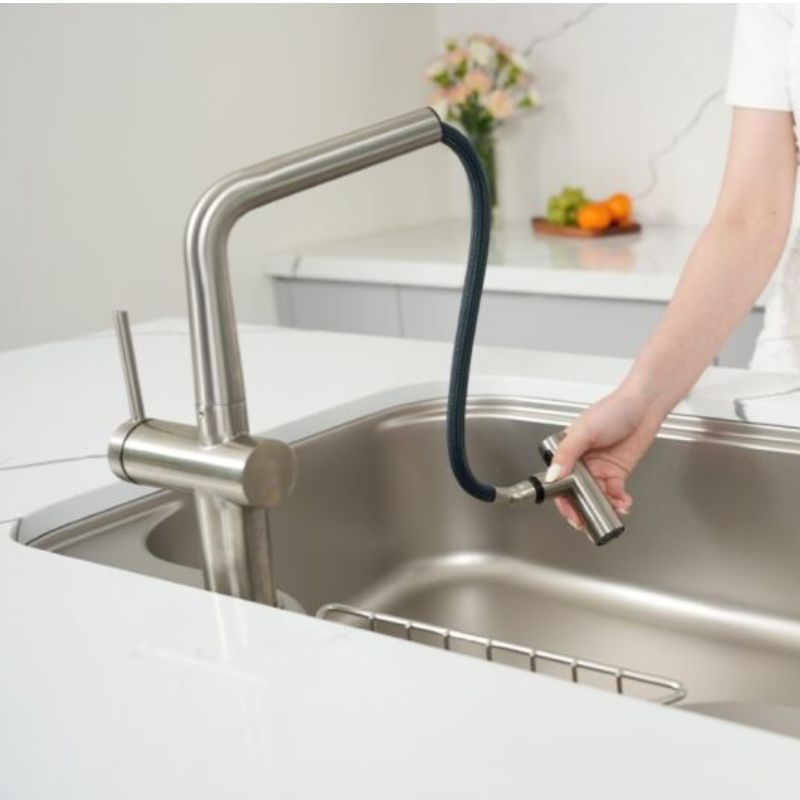 Hình ảnh thực tế vòi rửa bát nóng lạnh Konox Volta Nickel có dây rút Hình ảnh thực tế vòi rửa bát nóng lạnh Konox Volta Nickel có dây rút