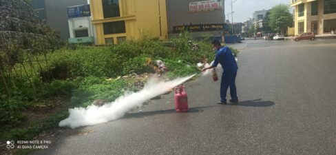 Học viên thực hành sử dụng bình chữa cháy xách tay dập tắt đám cháy giả định