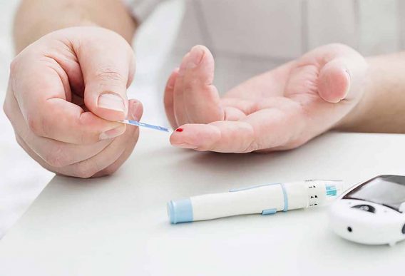 Sử Dụng Máy Đo Kiểm Tra Đường Huyết Tại Nhà An Toàn