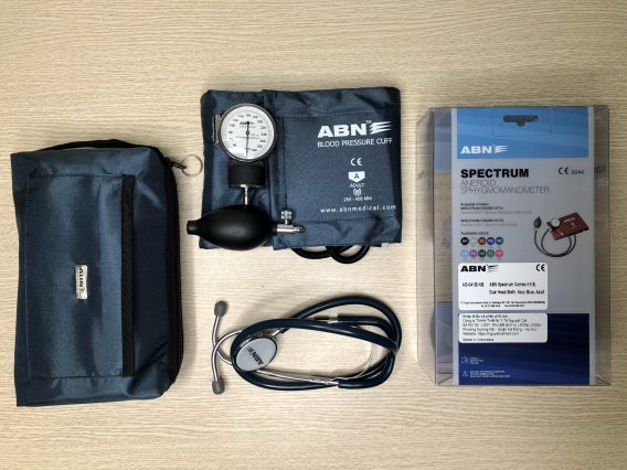 Bộ máy đo huyết áp cơ ABN Màu Xanh gồm hộp đựng, túi bảo quản cao cấp, đồng hồ quả bóp và bao đo huyết áp được tặng kèm ống nghe ABN