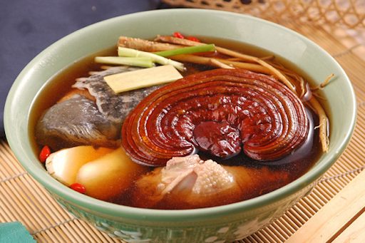 Tìm Hiểu Về Các Loại Nấm Linh Chi Chính Hãng 9 Nấm Linh Chi được chế biến để hầm canh