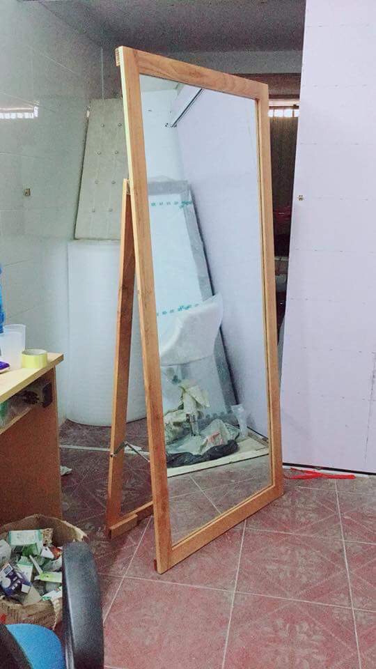 Gương gỗ viền có vân vàng