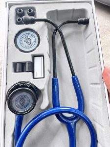 ỐNG NGHE HIPPOCRATES MÀU XANH NAVY – GIÁ SINH VIÊN, CHẤT LƯỢNG BÁC SĨ