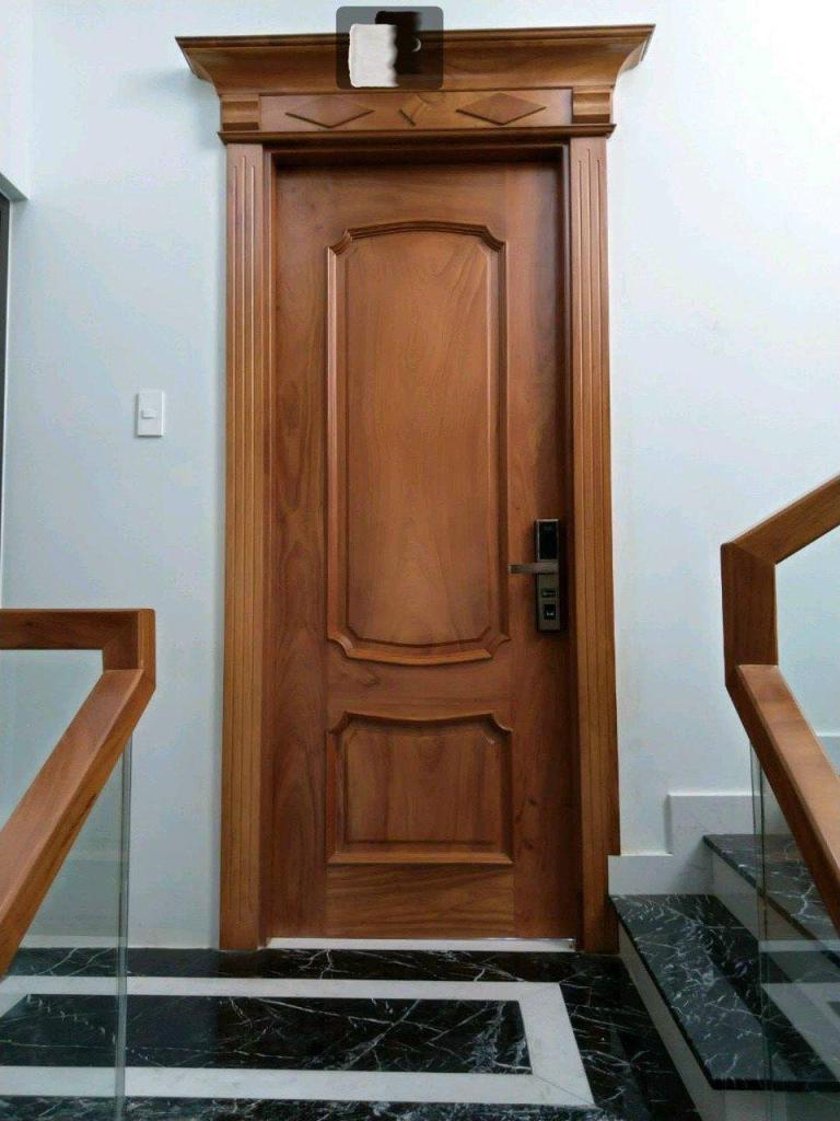 Cửa gỗ tự nhiên hot nhất 2024