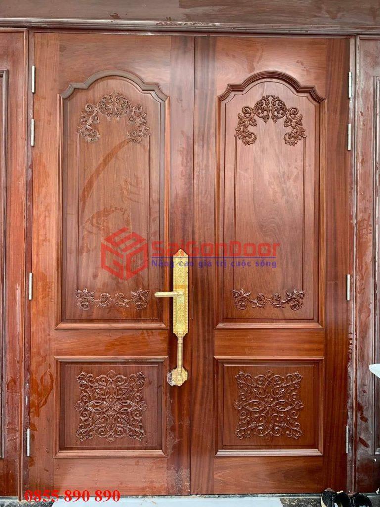 Cửa gỗ tự nhiên hot nhất 2024