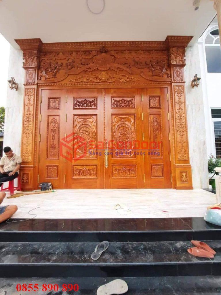 Cửa gỗ tự nhiên hot nhất 2024