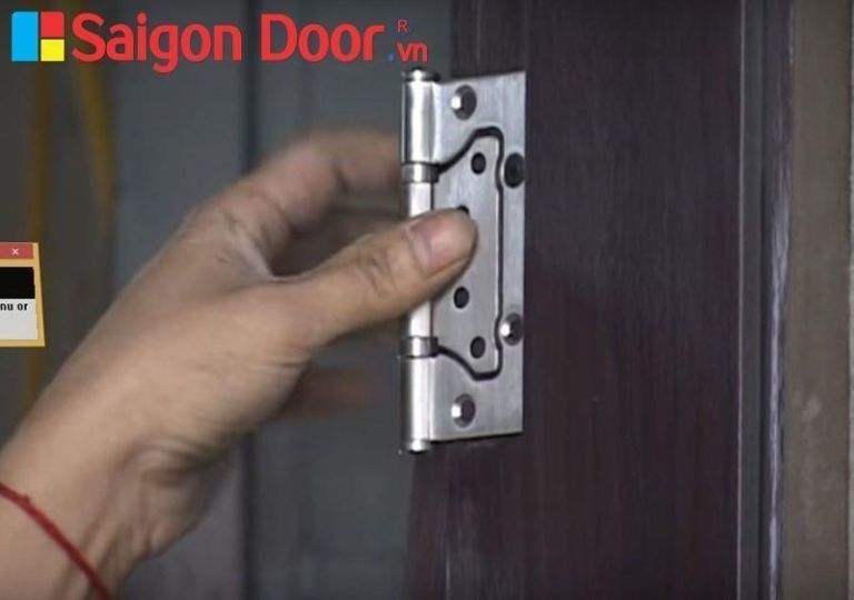 Lắp bản lề cho cửa Lắp đặt cửa nhựa composite