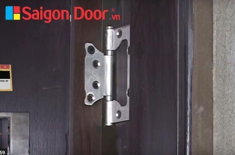 Lắp cửa cùng bản lề vào khuôn Lắp đặt cửa nhựa composite