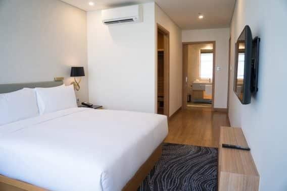 Cách bố trí giường theo cấu trúc cửa trong nhà 12 small hotel room interior with double bed bathroom
