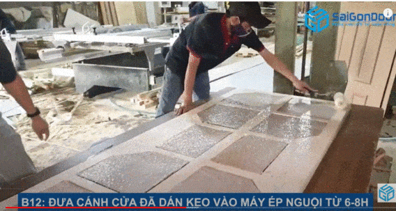 Đưa cánh cửa đã dán keo vào máy ép nguội từ 6-8h Đưa cánh cửa đã dán keo vào máy ép nguội từ 6-8h