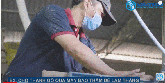 Cho thanh gỗ qua máy bào thẩm để làm thẳng Cho thanh gỗ qua máy bào thẩm để làm thẳng